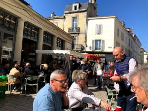 's morgens lekker koffie drinken op het pleintje voor La Halle