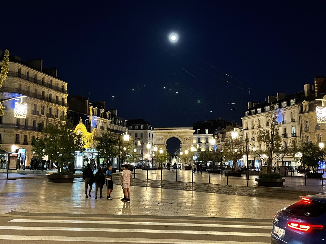 Mooi plein met volle maan en de "Arc de Triomf" van Dijon